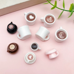 Detailaufnahme von Miniatur-Kaffeetassen aus Harz mit Herz-Latte-Art für DIY-Bastelarbeiten