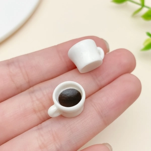Miniatur-Kaffeetassen aus Harz handgehalten, mit realistischer schwarzer Flüssigkeit