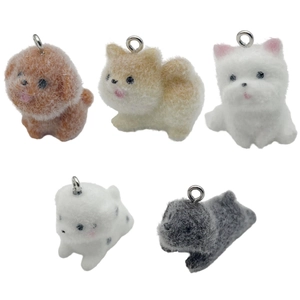 Lot de cinq pendentifs chien colorés en résine floquée pour la création de bijoux DIY