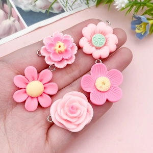 Set van roze hars bloemenhangers met metalen ringen voor DIY sieraden en telefoonketens