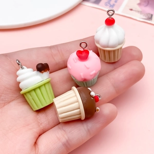 Set van vier kleurrijke hars cupcake bedeltjes met hartjes en kersen voor het maken van sieraden