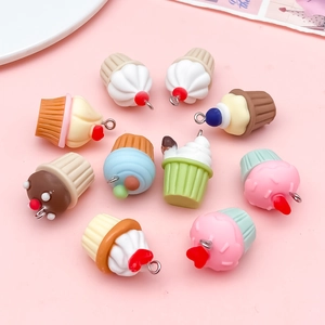 Gedetailleerd bovenaanzicht van 10 kleurrijke hars cupcake bedeltjes voor DIY-knutselwerk
