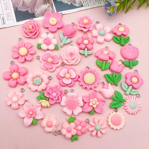 Gedetailleerde collectie roze hars bloemen hangers voor DIY sieraden en creatieve projecten