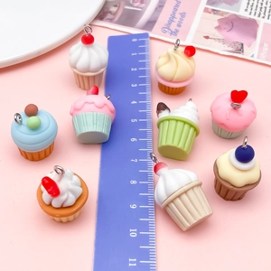 Macro-opname van diverse hars miniatuur cupcakes met metalen ogen voor DIY-werk