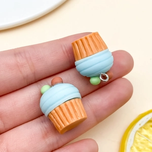 Detail van de hars cupcake hanger met metalen ring voor DIY sieraden maken en knutselen