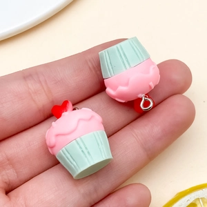 Detail van roze en muntgroene hars cupcakes bedeltjes met hartje en metalen haak