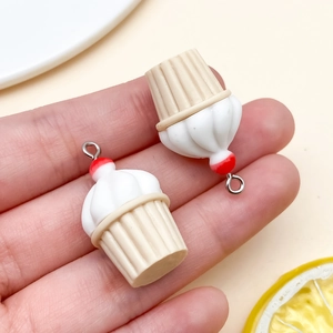Macro-detail van DIY hars cupcake-hangers met realistische crèmetexturen en metalen lussen