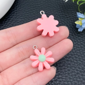 Detailweergave van handgemaakte roze hars bloemenhangers voor DIY-sieraden en hobby's