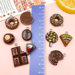 Macro-opname van diverse chocoladetaart- en koffieboonhangers van hars met afmetingen