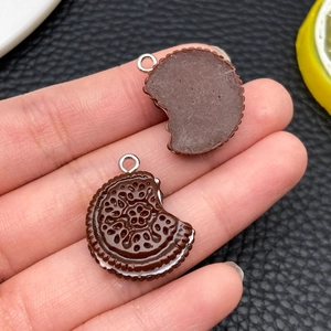 Macrodetail van chocoladekoekje hars hanger met een beetmerk en zilveren metalen lus