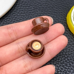 Miniatuur koffiekopjes van hars met schotel en latte art voor doe-het-zelf accessoires