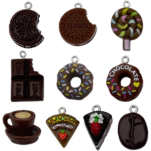 Assortiment bruine koffie en chocolade hars hangers voor doe-het-zelf sieraden maken