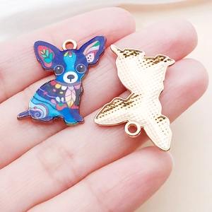 Dettaglio macro del ciondolo a forma di chihuahua colorato con motivi floreali per gioielli