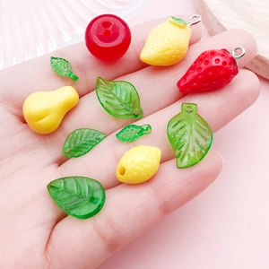 Gros plan de perles de fruits en acrylique pour la fabrication de bijoux DIY créatifs