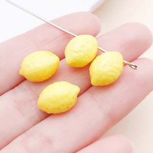 Macro de perles en acrylique citron jaune avec texture réaliste et trou de fixation