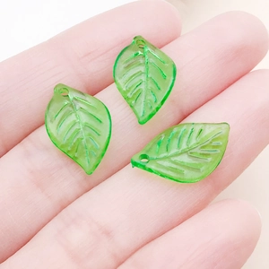Trois pendentifs feuilles en acrylique vert translucide avec détails nervurés pour bijoux DIY
