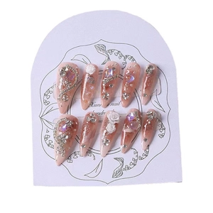 Unghie finte a mandorla fatte a mano con rose 3D, perle e cristalli su base rosa tenue