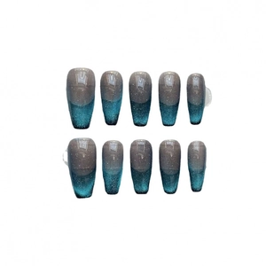 Handgefertigte Coffin-Press-on-Nägel mit blauem Katzenaugen-Farbverlauf und Glitzer