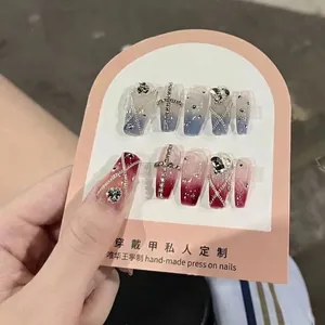 Faux ongles faits main trapézoïdaux avec dégradé bleu et brun et cristaux étincelants