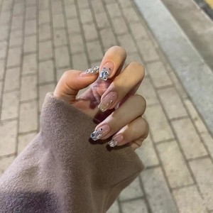 Detailansicht der Nude-Nails zum Aufpressen mit funkelnden Strasssteinen und Metalllinien
