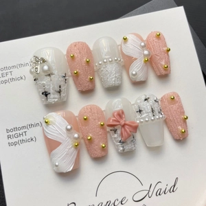 Faux ongles faits main avec motif en tweed rose, nœud 3D et décorations en perles