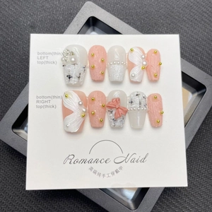Faux ongles faits main avec relief 3D rose, perles et motifs de nœuds rubans