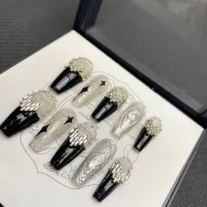 Faux ongles gothiques faits main avec breloques cœur argentées et paillettes noires