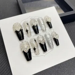 Faux ongles faits main style punk noir avec motifs de cœurs et de croix argentées