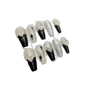 Faux ongles Y2K punk noir et argent avec motifs de cœurs chromés et d'étoiles