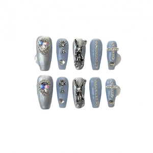 Faux ongles Y2K faits main avec paillettes argentées, fini bleu et charms lapin en métal