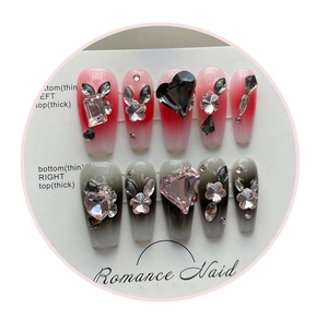 Détail de faux ongles dégradés avec oreilles de lapin argentées et breloques en cœur