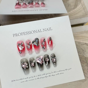 Faux ongles faits main avec cœurs en cristal 3D et bijoux fleurs sur dégradé