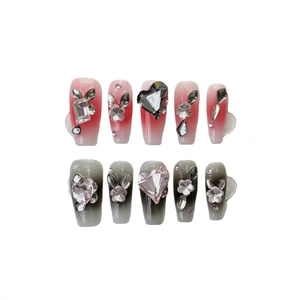 Faux ongles faits main avec dégradé, gemmes en cœur, fleurs et breloques de lapin