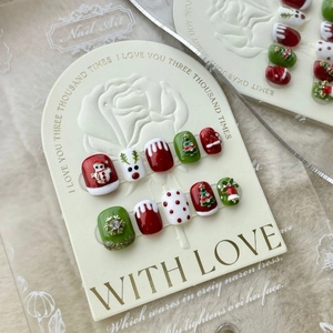 Faux ongles de Noël faits main avec motifs de bonhomme de neige, renne et sapin 3D