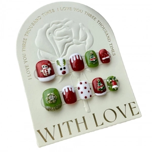 Faux ongles de Noël faits main courts avec charmes 3D rouge vert et paillettes