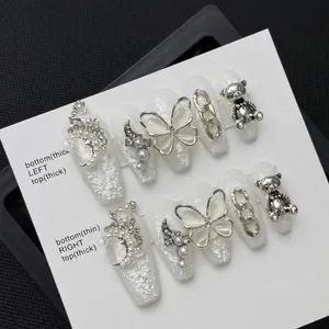 Uñas postizas rojas con flores ositos plateados perlas y detalles de cristal