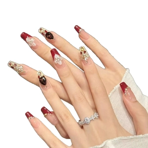 Uñas postizas French rojo oscuro con flores 3D y decoraciones de piedras preciosas