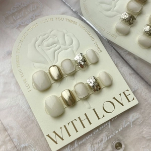 Faux ongles de pieds faits main en blanc crème et doré champagne avec paillettes