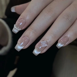 Faux ongles œil-de-chat argentés avec papillon 3D rose et perles en forme trapézoïdale