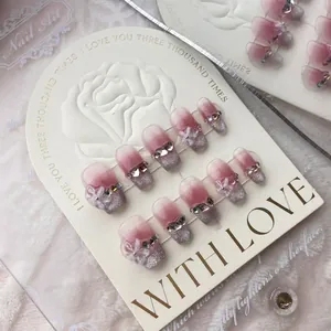 Faux ongles dégradés rose et argent avec fleurs 3D et décorations en strass de cœur