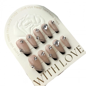 Faux ongles faits main style French noire avec strass en cœur et finitions scintillantes