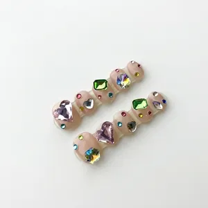 Fermagli fatti a mano con cristalli colorati e strass a cuore rosa su base crema