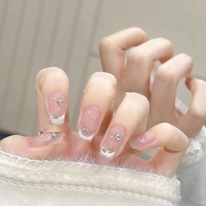 Unghie finte fatte a mano rosa nude sfumato francese con glitter argento e piccoli strass