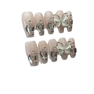 Kit d'ongles faits main dégradé rose nude avec strass étincelants et décorations papillon argent