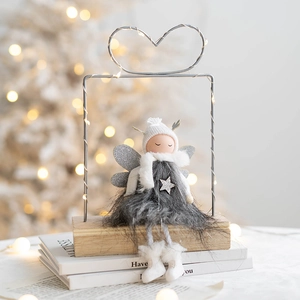 Poupée ange de Noël avec cadre cœur LED et robe en plumes sur socle en bois massif