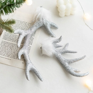 Ασημένια γκλίτερ κέρατα ταράνδου με λευκά πομ πομ για χριστουγεννιάτικη διακόσμηση