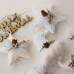 Decorazioni natalizie nordiche a stella e luna in maglia bianca con pigne e pelliccia