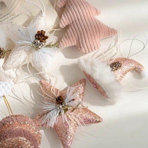 Set decorazioni natalizie nordiche con stelle e cappelli in rosa pastello e bianco crema