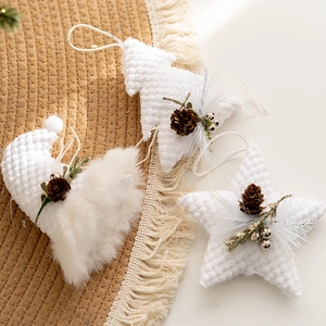Set di decorazioni natalizie nordiche con stelle e calze in tessuto bianco e pelliccia