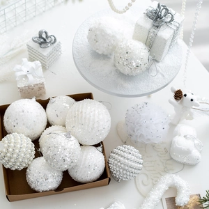 Coffret de boules de Noël blanches premium avec paillettes et détails en perles